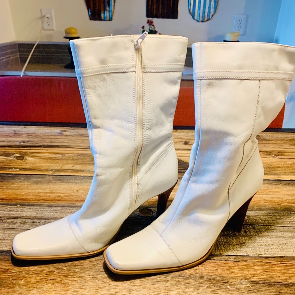 Vintage white leather ankle boots with zipper